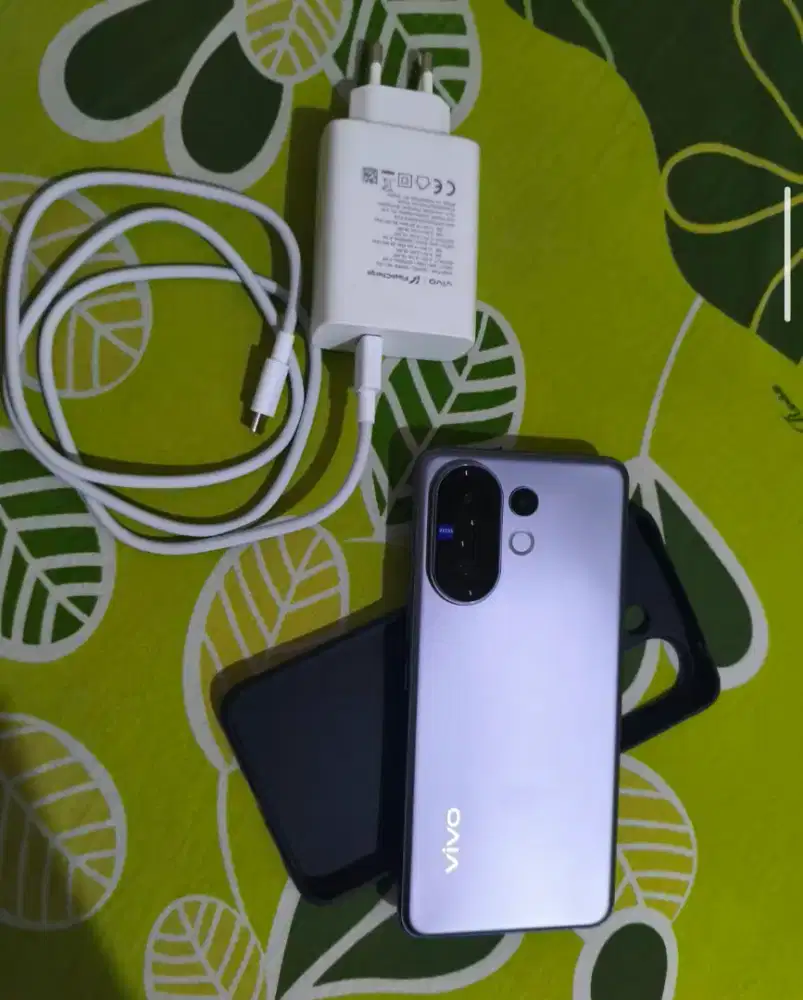 Vivo v50 5G ram 12/256 like new HP +charger ori