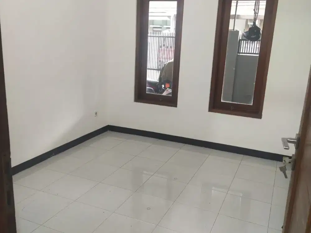 Dijual Rumah Luas Siap Huni Lokasi Strategis di Kopo Permai 2 Bandung