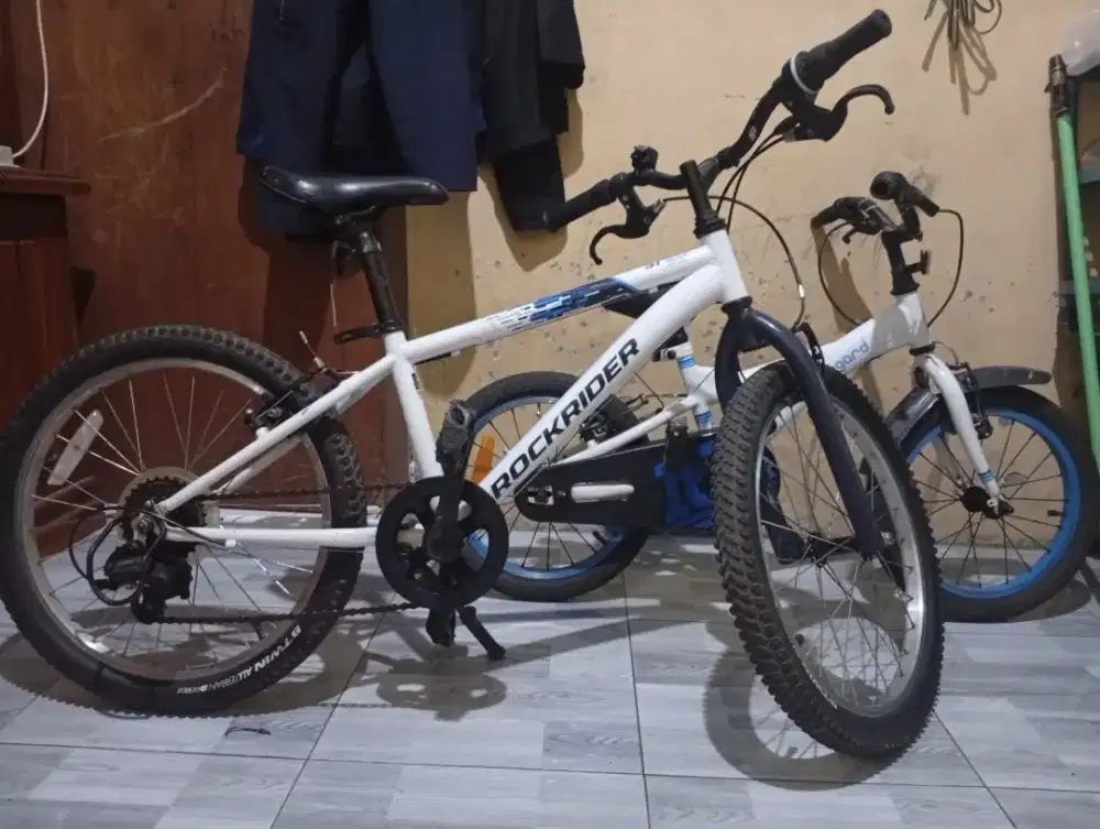 Di jual cepat 2 sepedah anak