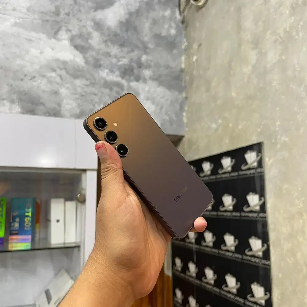 Samsung S24 5G 8/256 fullset original dan bergaransi. TT juga bisa