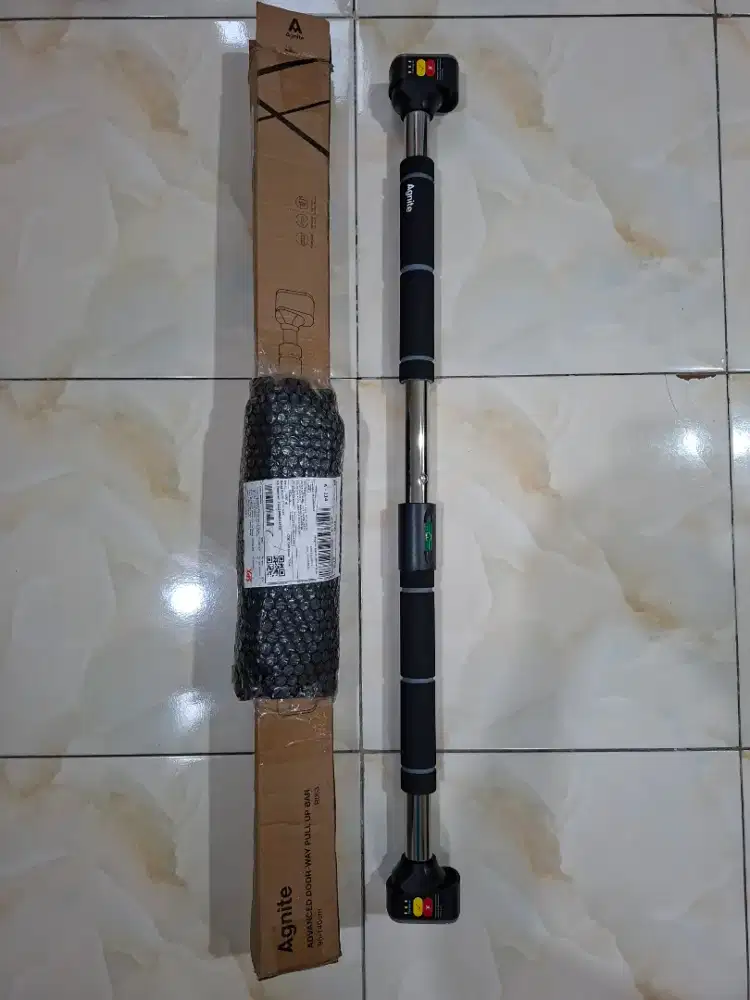 Agnite Adjustable Pull Up Bar Chin Up Doorway Door Bar 88-135 cm100 kg