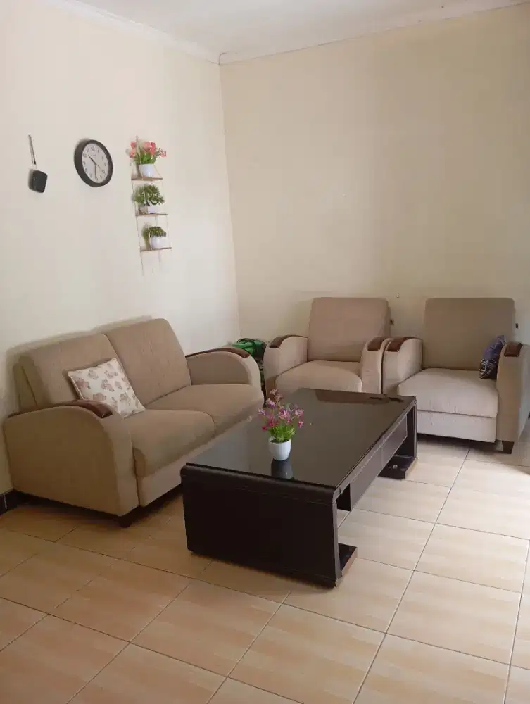 Jual sofa warna cream masih bagus mulus