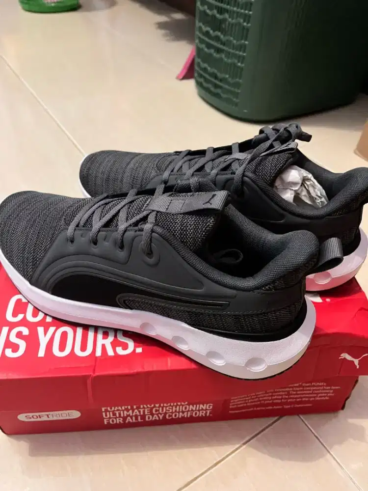 Sneakers pria abi abu