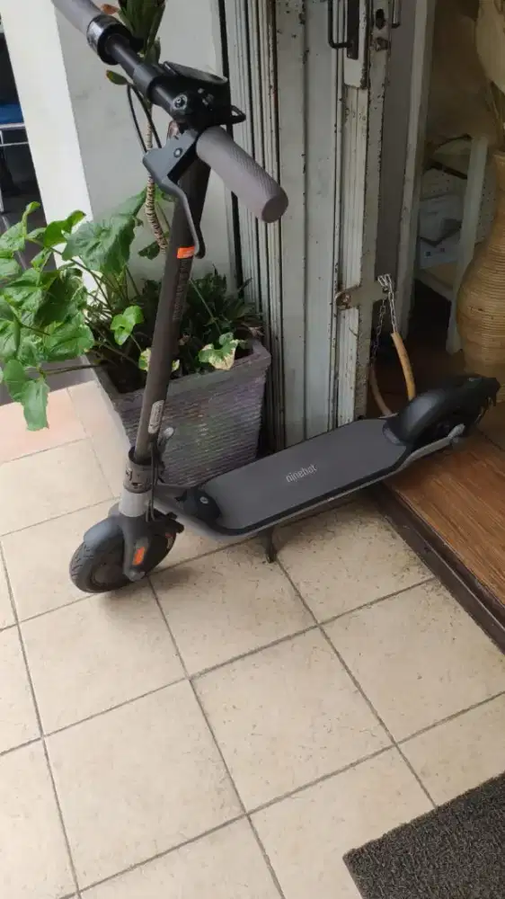 Skuter listrik Segway Ninebot D18 like new