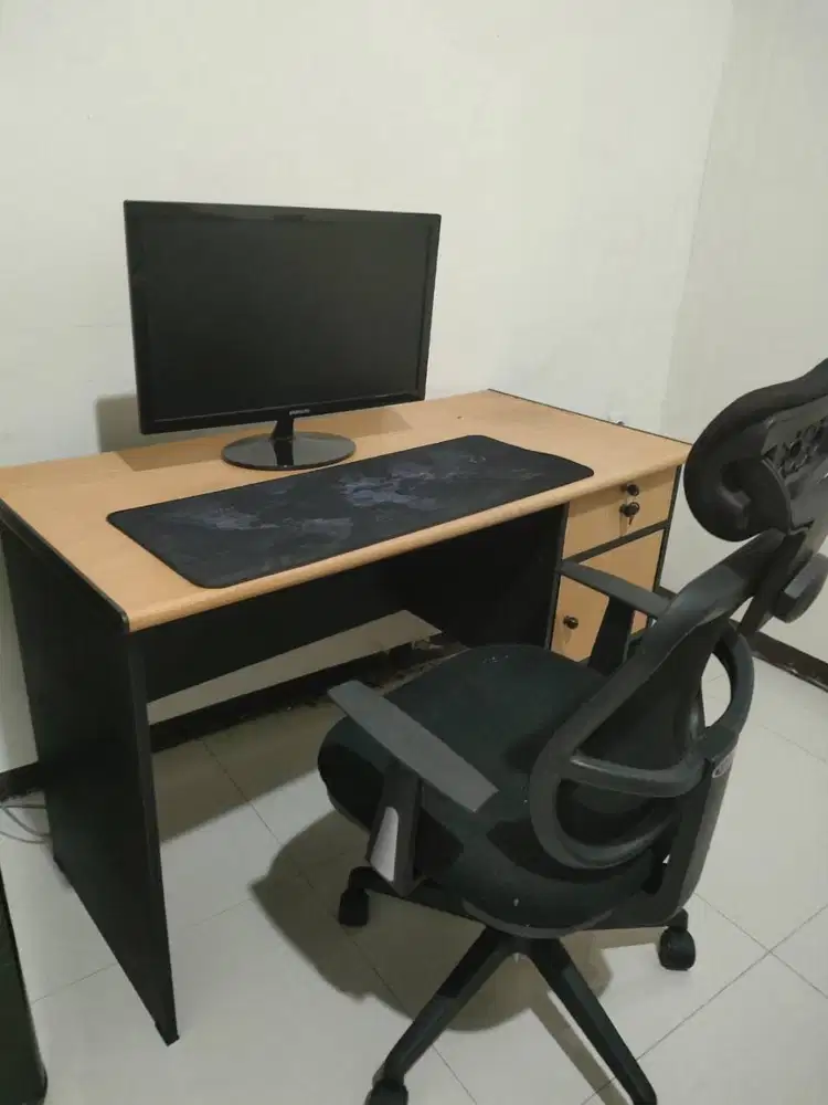 Dijual MEJA SAJA , tidak berikut kursi dan Monitor