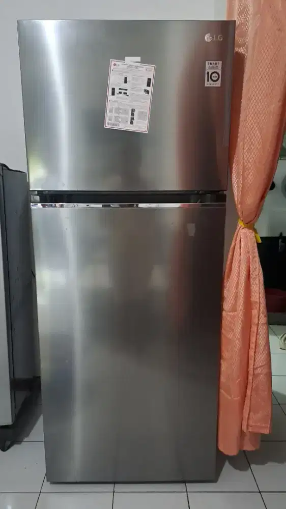 Jual kulkas. LG. model terbaru. Pemakaian 2 bln..