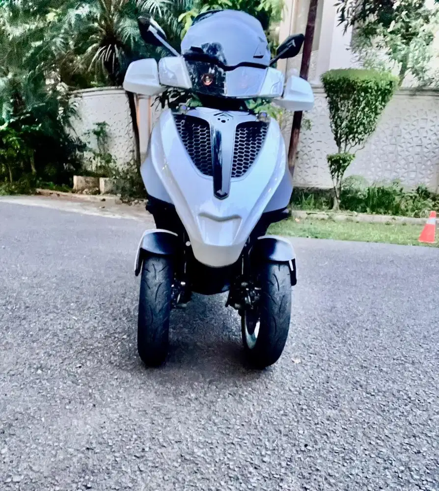 Dijual vespa piaggio mp3 yourban 300