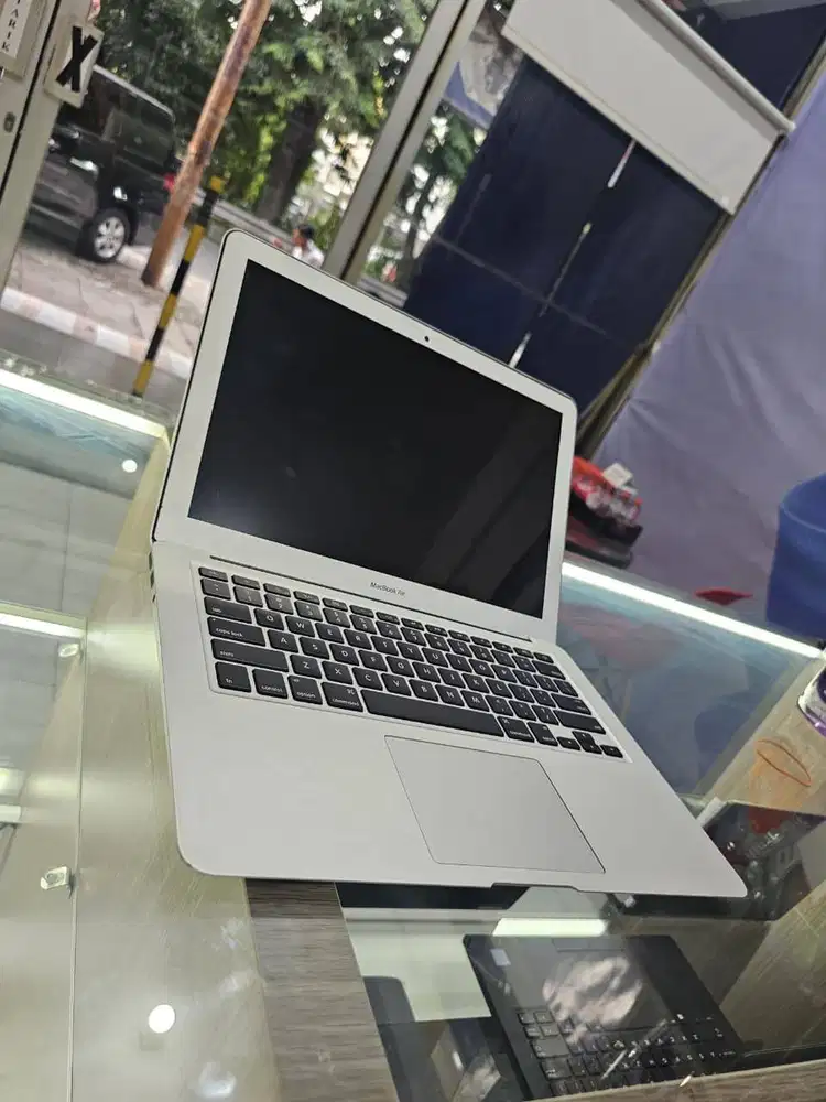 Mac Air 2017 99% like new Minus lcd