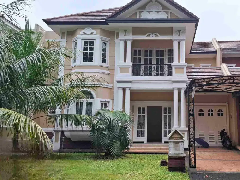 DIJUAL RUMAH MEWAH 2 LANTAI DEPANNYA GREEN BELT DI CLUSTER TENGAH!