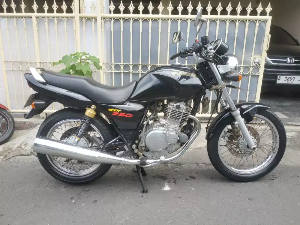 Suzuki Thunder GSX 250cc Black Series
