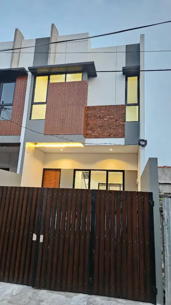 Rumah keren, interior lega, strategis, bebas banjir