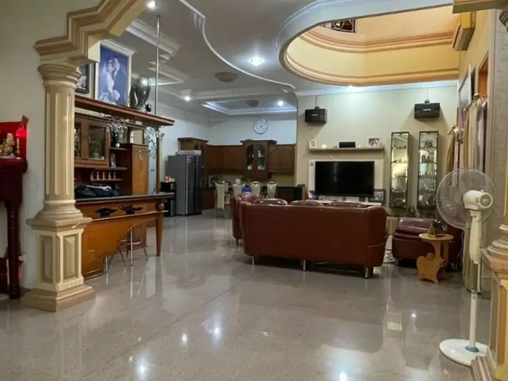 Rumah Hook Mewah 270 m² di Perumahan Palem Lestari – Siap Huni, Row Jalan Lebar, Bebas Banjir