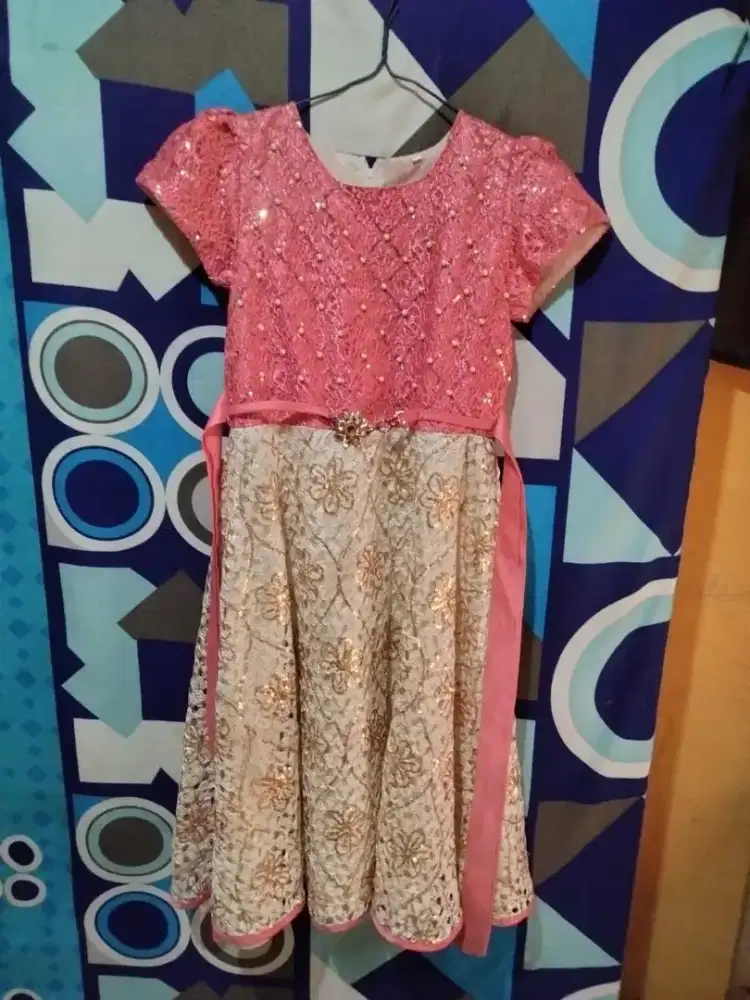 Gaun pesta atau dress pesta anak perempuan.