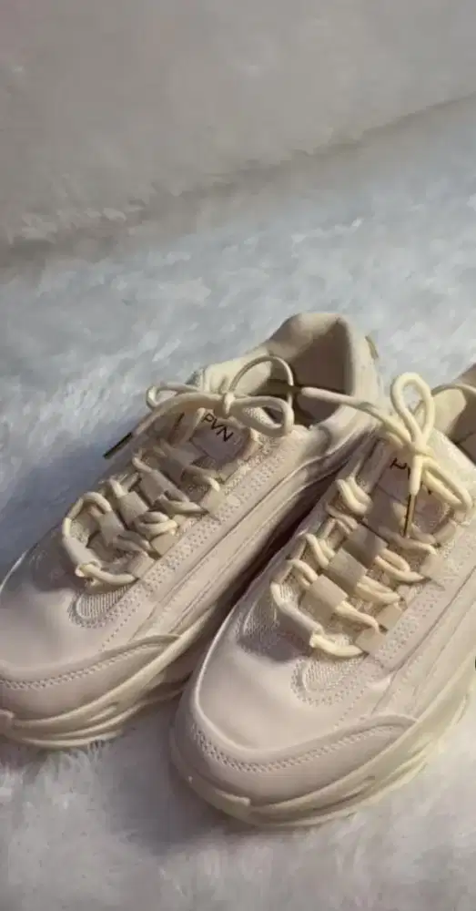 Sepatu sneakers wanita dari merek lokal Indonesia, PVN.