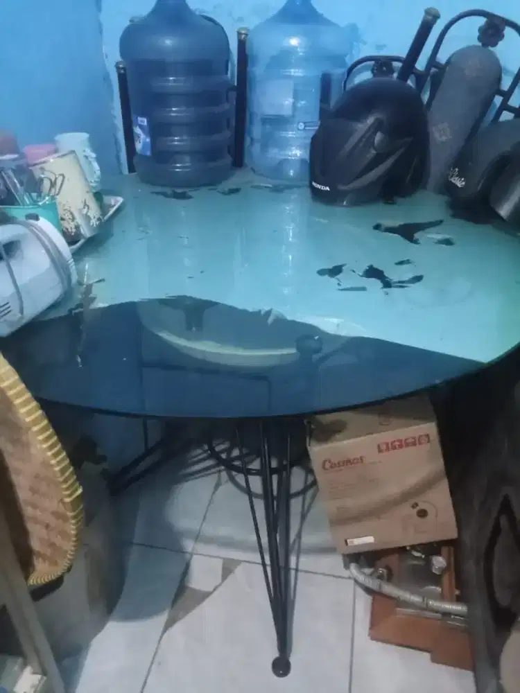 Dijual ajh nih meja makan bulat, kaca, kursi 4..efek Bu