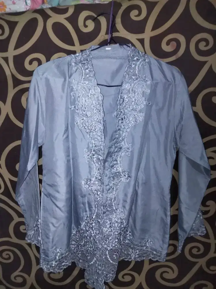 Kebaya berbahan satin
