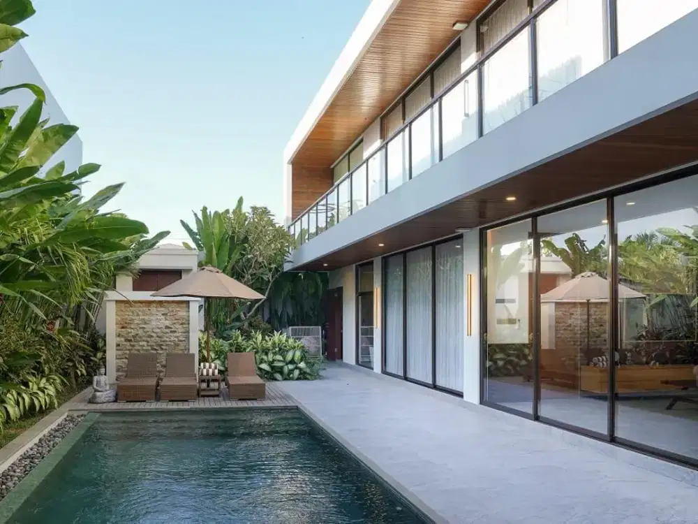 Villa 2 Kamar Tidur dengan Jacuzzi dan Desain Tropis Modern di Pererenan