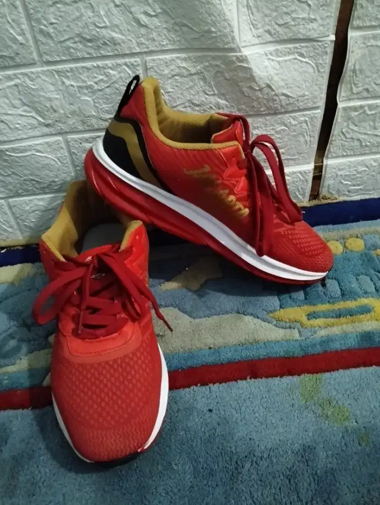 Sepatu Lari Merah