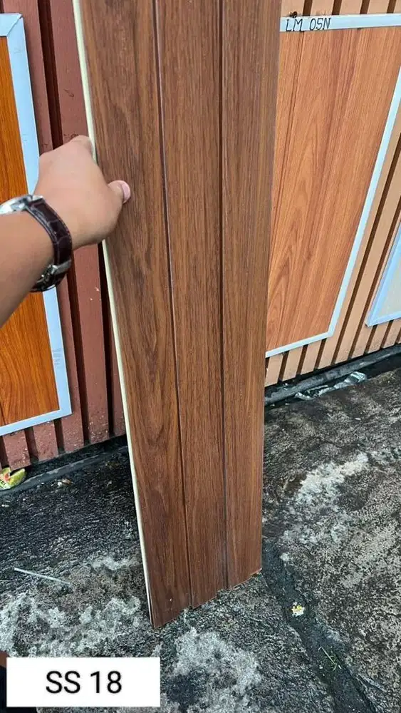 Distributor wall panel