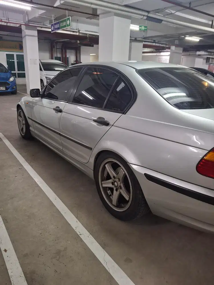 BMW 318i 2002 Bensin