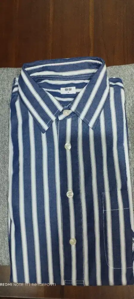Kemeja salur Uniqlo