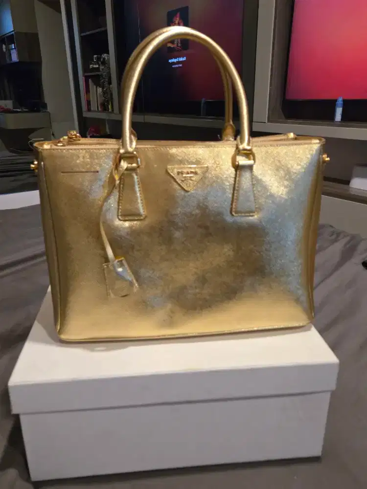 PRELOVED PRADA GOLD HANDBAG