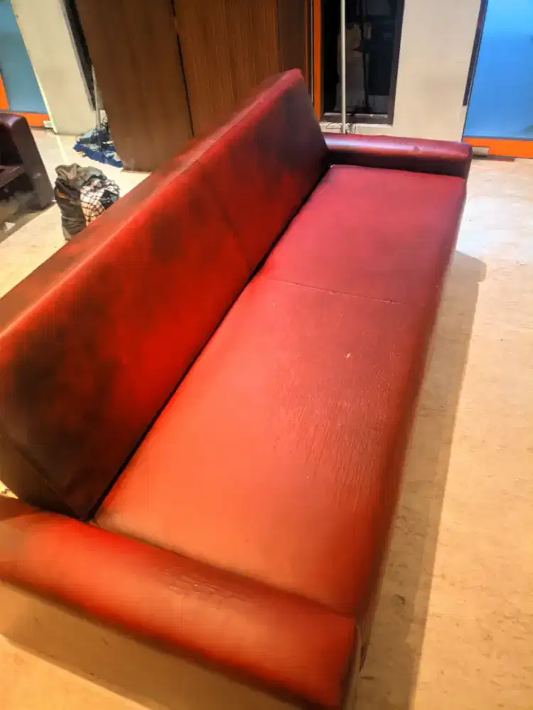 sofa warna merah