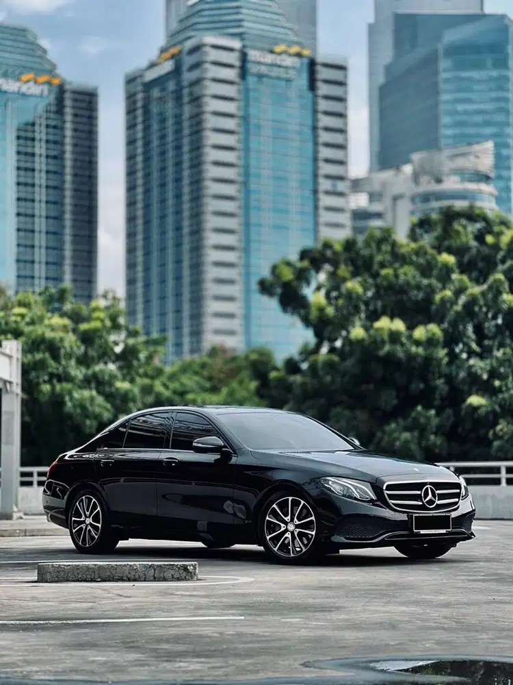 Mercedes-Benz E300 Avantgarde LOW KM