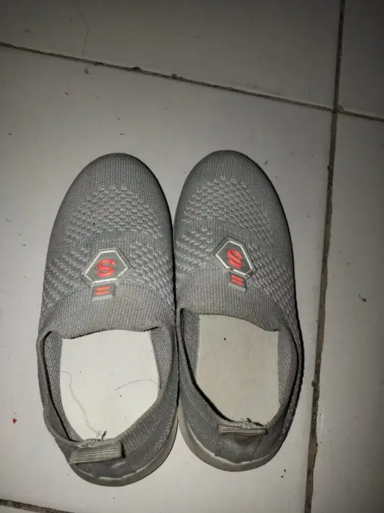 Sepatu anak-anak