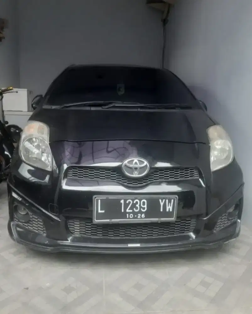 Toyota yaris hitam