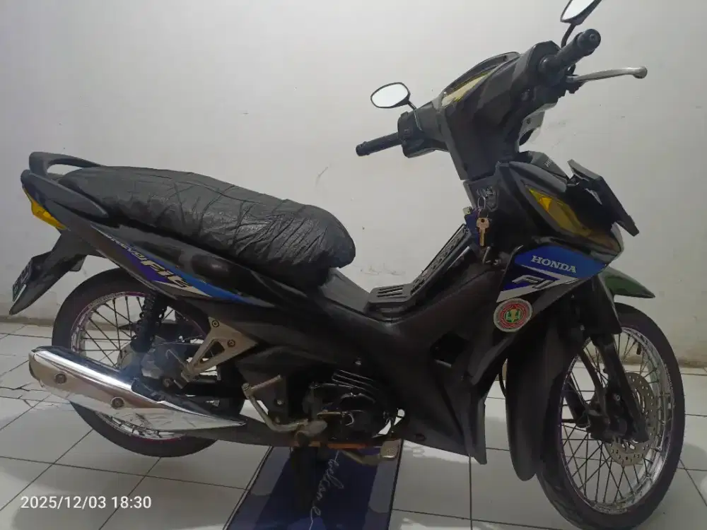 DIJUAL CEPAT MOTOR BEBEK HONDA REVO FIT HITAM-BIRU