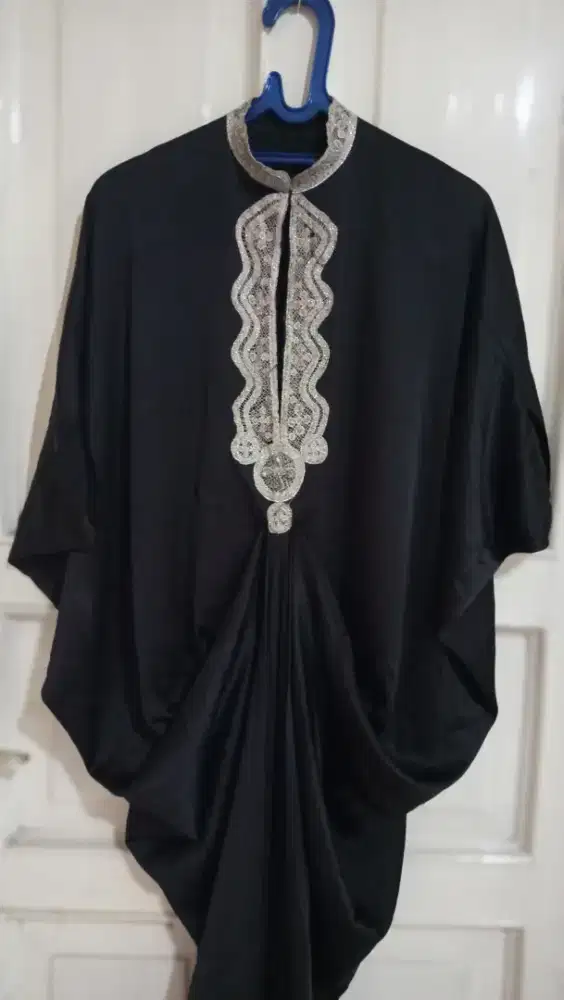 Exclusive, gaun muslim hitam dg aksen silver