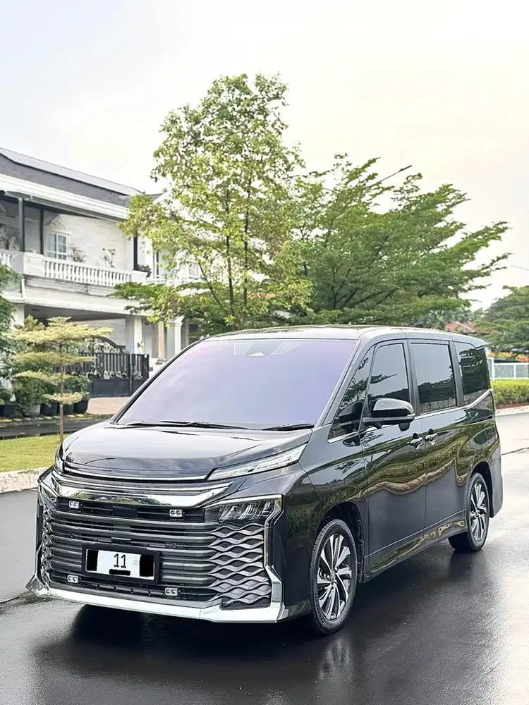 KM 10RB RECORD! Toyota Voxy 2.0 Executive Lounge A/T 2023