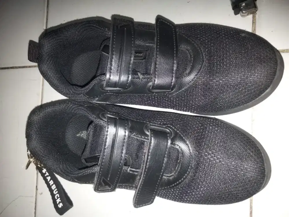 Sepatu kets atau sneakers