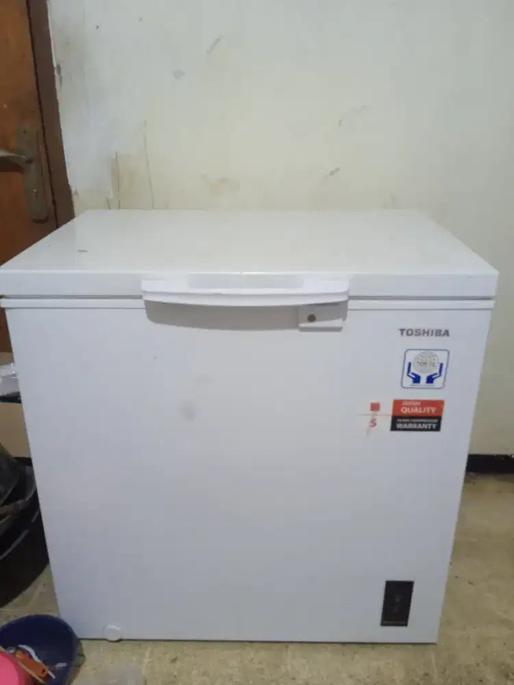 Dijual Freezer Box Toshiba & Mixer Mito. Mohon baca deskripsi!!