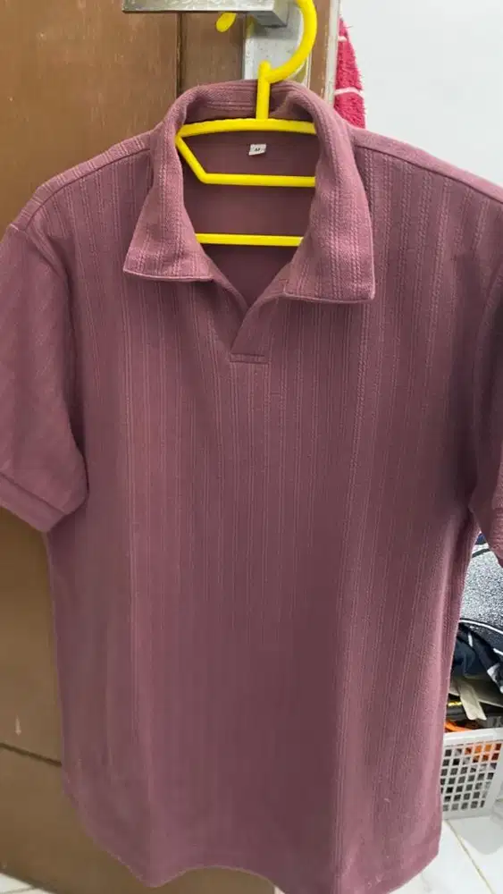 Atasan pria berkerah