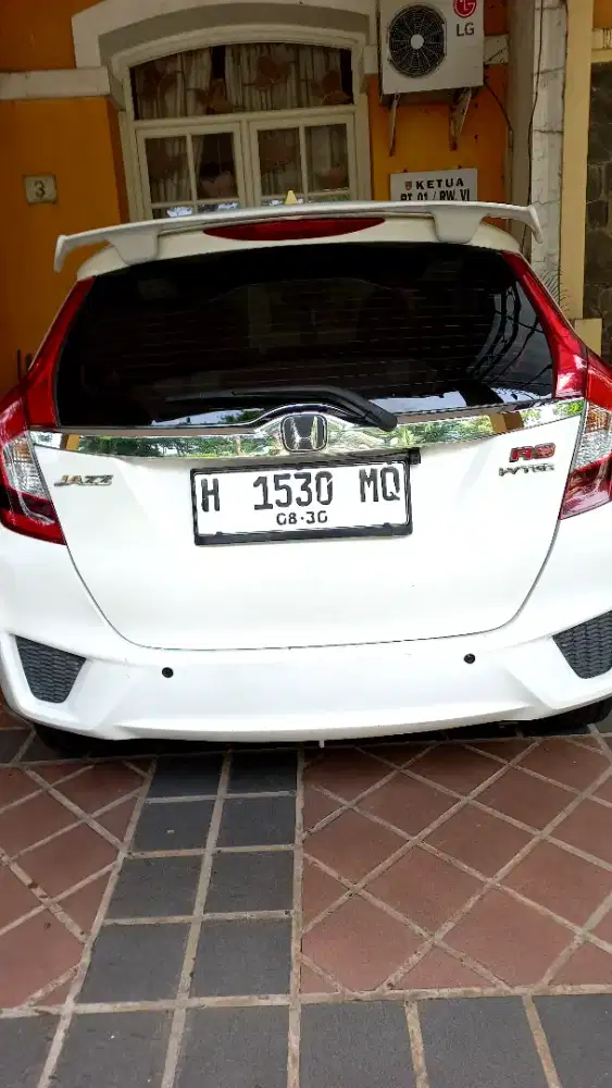 Honda jazz putih istimewa