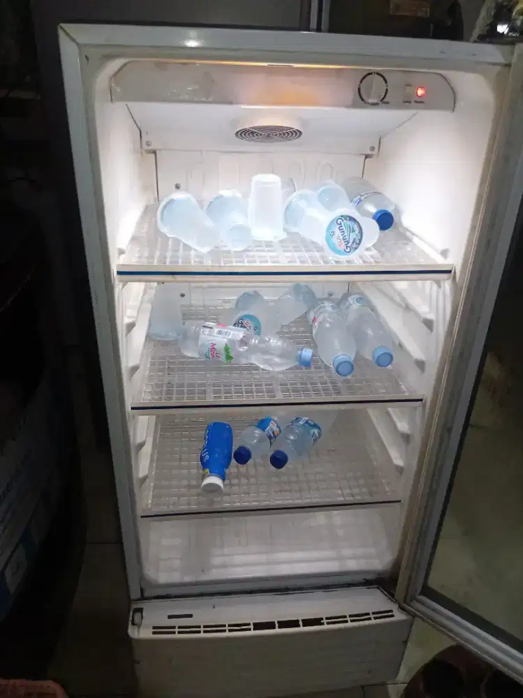 Jual cepat show case Sharp 3 rak.kondisi mulus,original&100%normal!!