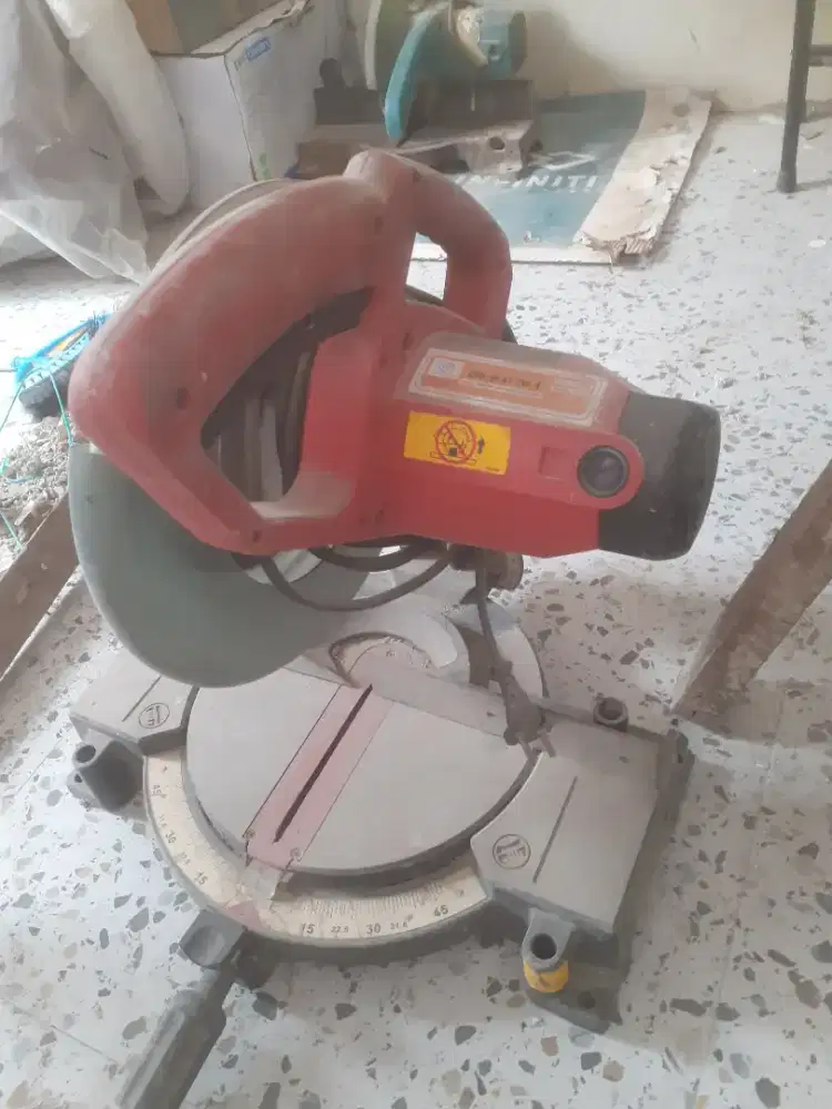 Mesin potong alumunium