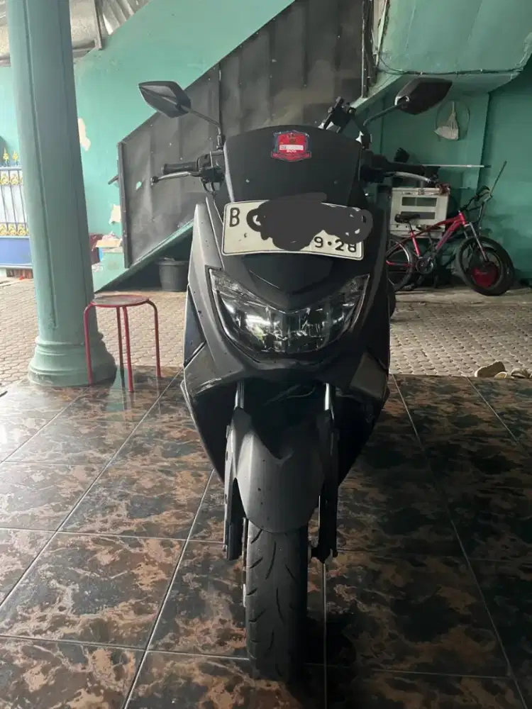 Yamaha nmax tahun 2018 warna hitam