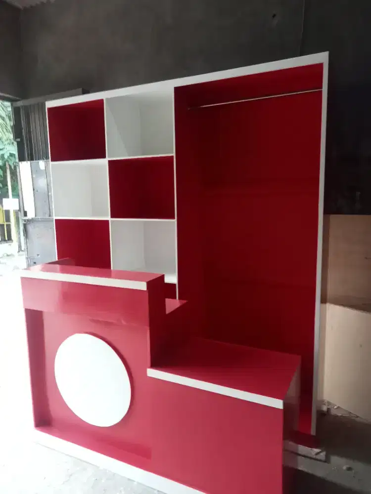 Rak dan meja kasir laundry