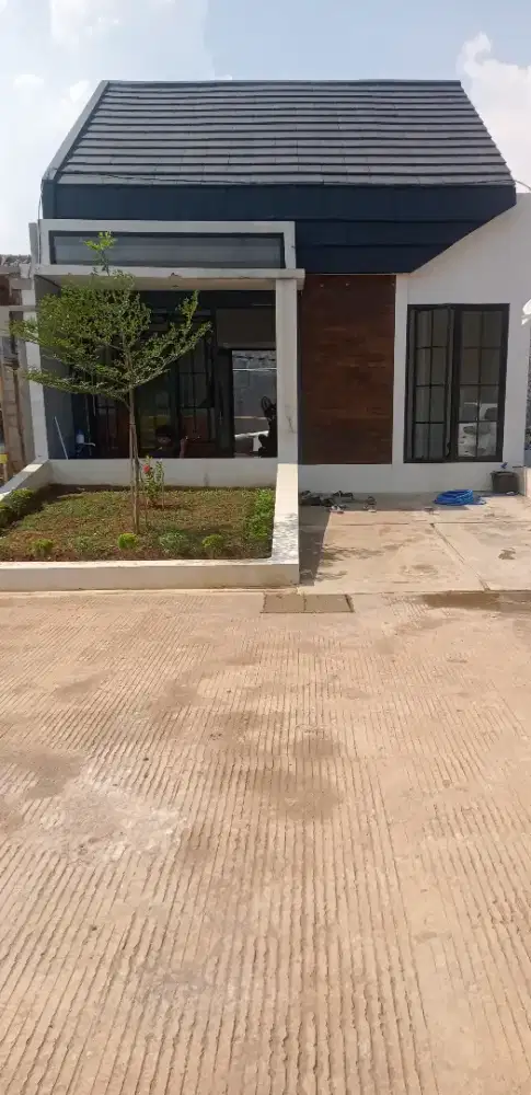 Rumah di pinggir jalan raya masuk 2 mobil berkualitas murah