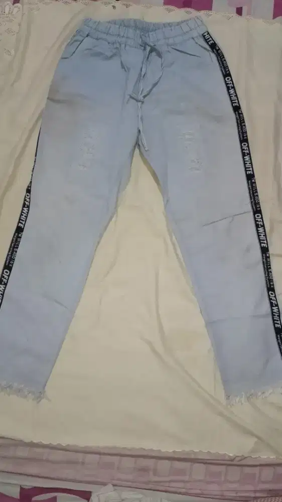 celana panjang berwarna biru muda