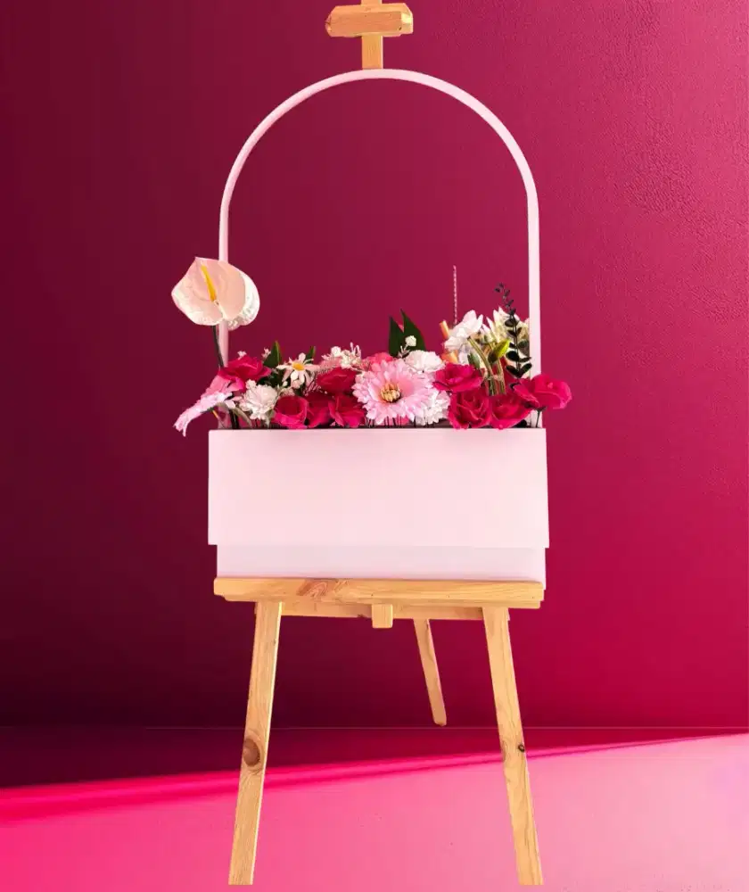 Dijual papan akrilik satu set dengan penyangganya dan bunga palsu