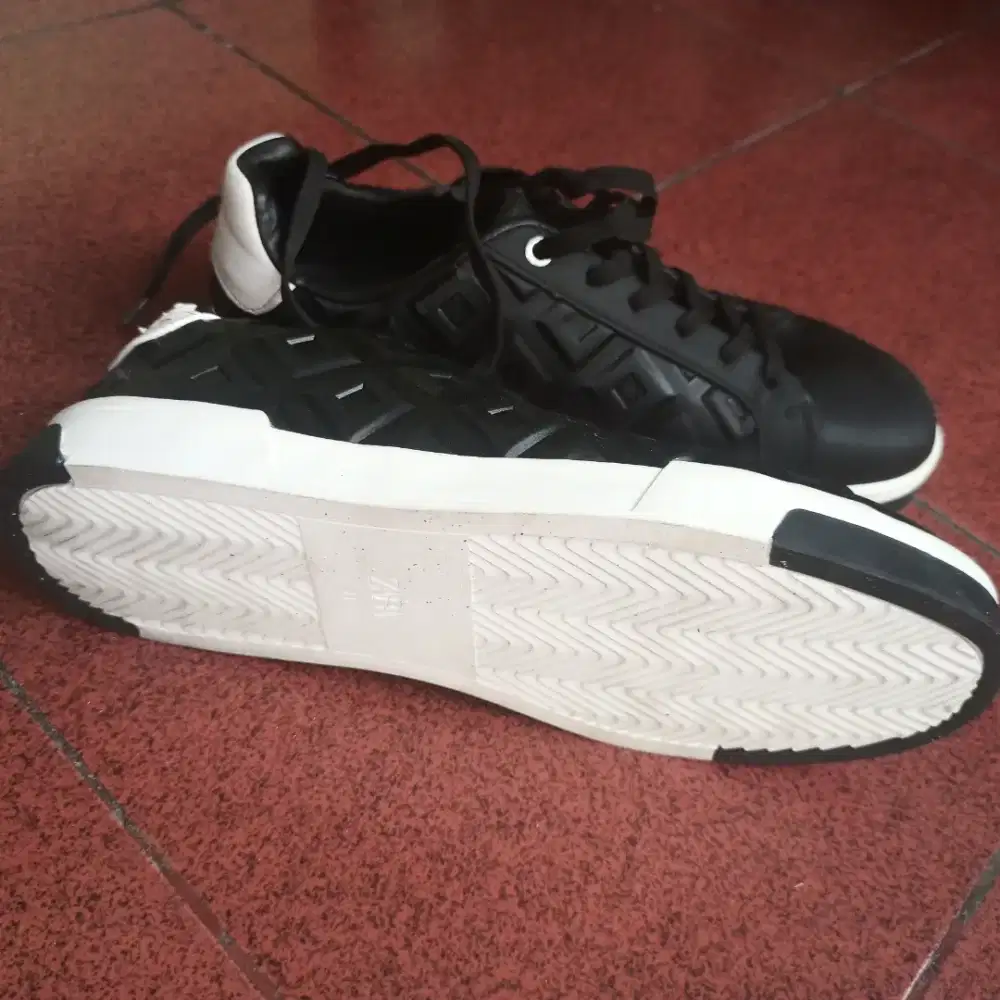 Sepatu Black&White Zara