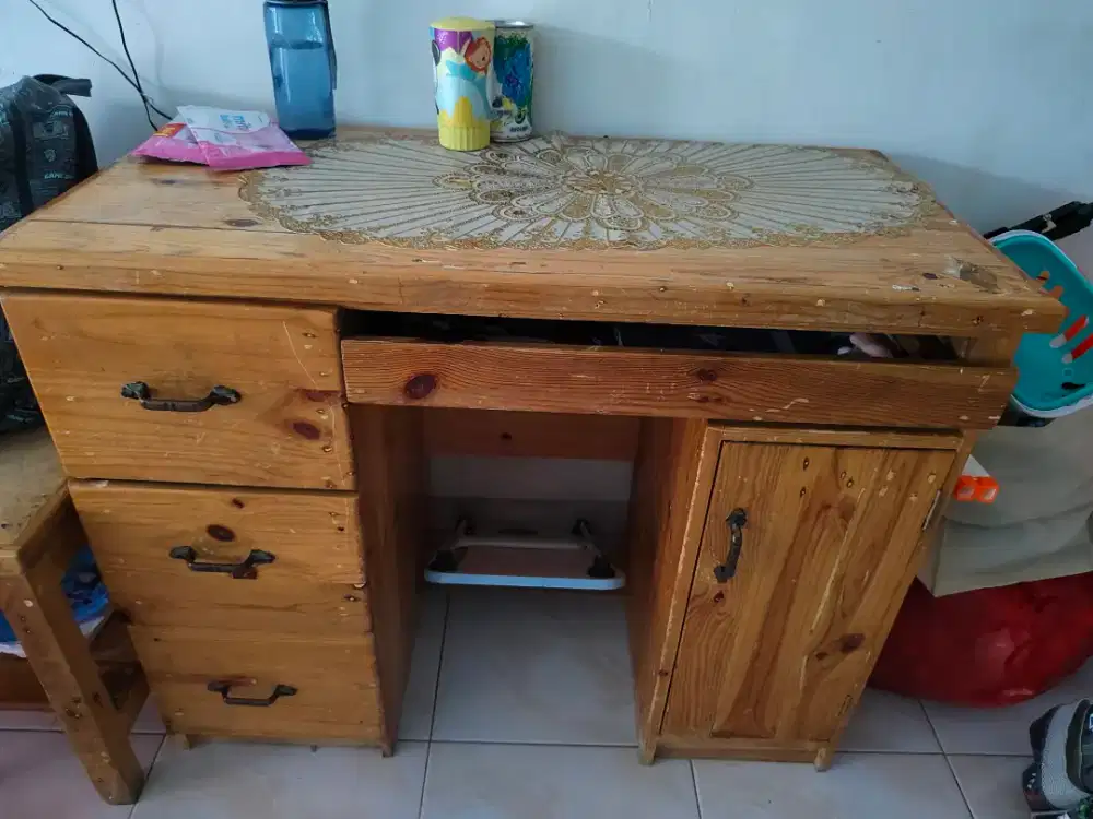 Meja komputer bahan kokoh kuat