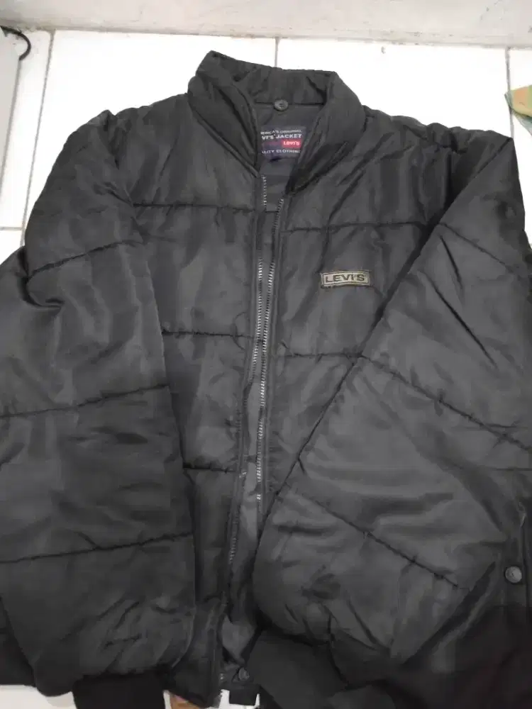 Kenakan Jaket Puffer Levi's