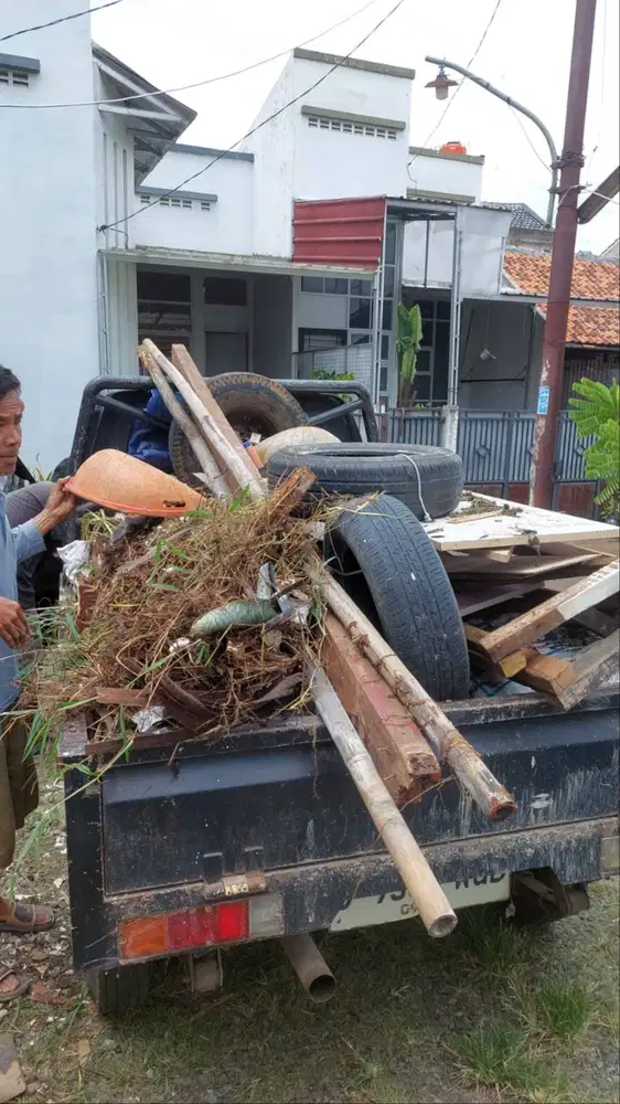 Jasa buang puing dan barang bekas