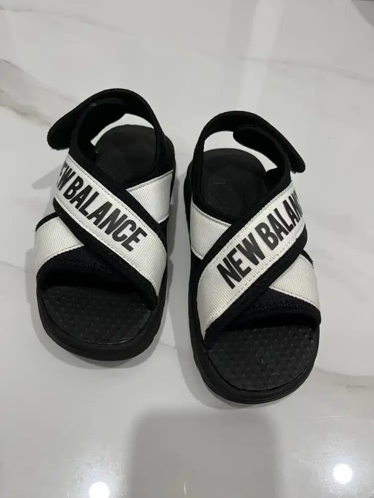 Preloved Sepatu Sendal NB LIKE NEW