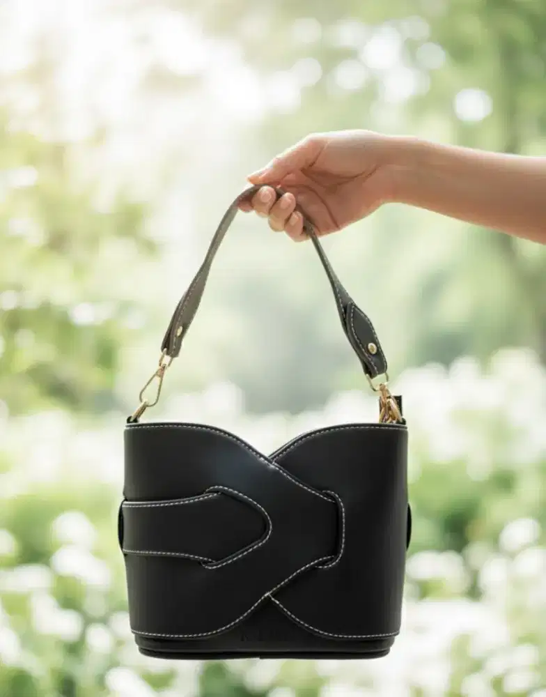 Tas Bucket Bag NALALA Hitam, Tali Panjang, Desain Stylish